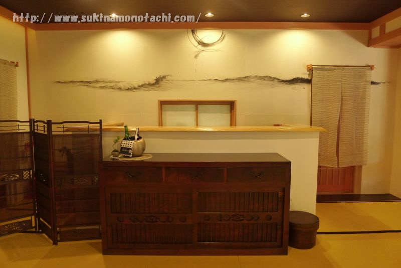 諏訪湖畔に建つ温泉旅館　萃 sui-諏訪湖のロビーに隣接するフロント